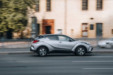 Ukrayna, Kyiv - 16 Temmuz 2021: Gümüş Toyota C-HR arabası yolda ilerliyor. 