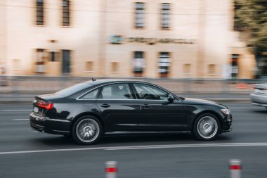 Ukrayna, Kyiv - 16 Temmuz 2021: Siyah Audi A6 aracı yolda ilerliyor. 