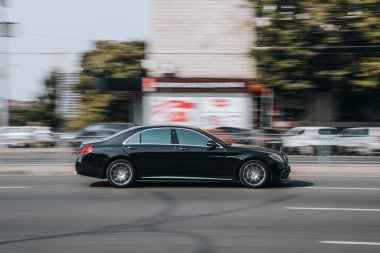 Ukrayna, Kyiv - 16 Temmuz 2021: Siyah Mercedes-Benz S-Sınıfı AMG arabası sokakta ilerliyor. 