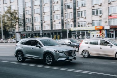 Ukrayna, Kyiv - 16 Temmuz 2021: Siyah LADA Granta arabası sokakta ilerliyor. 