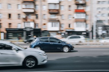 Ukrayna, Kyiv - 16 Temmuz 2021: Mavi Nissan Yaprağı arabası sokakta ilerliyor. 