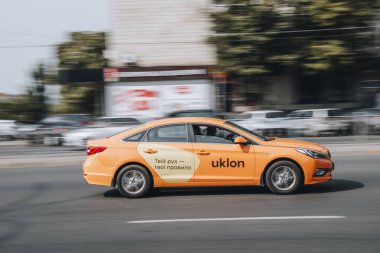 Ukrayna, Kyiv - 16 Temmuz 2021: Sarı Hyundai Sonata Uklon arabası caddede ilerliyor. 
