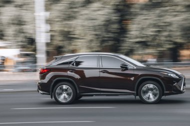 Ukrayna, Kyiv - 16 Temmuz 2021: Kahverengi Lexus RX arabası yolda ilerliyor. 