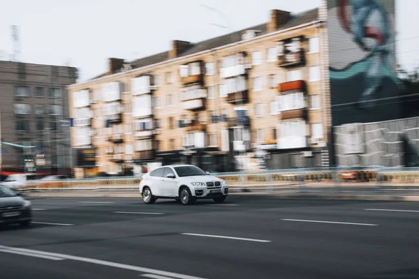 Украина Киев Июля 2021 Белый Автомобиль Bmw Движется Улице — стоковое фото