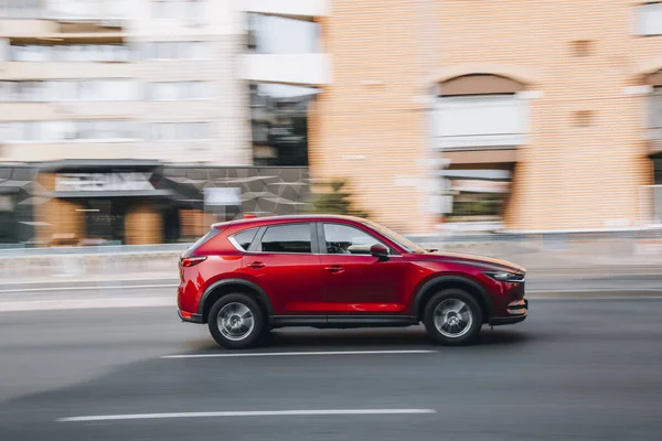 乌克兰 2021年7月16日 红色Mazda 5汽车在街上行驶 — 图库照片
