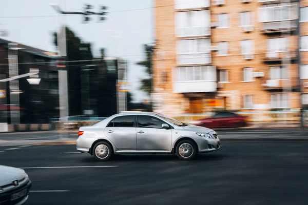 乌克兰基辅 2021年7月16日 Silver Toyota Corolla汽车在街上行驶 — 图库照片