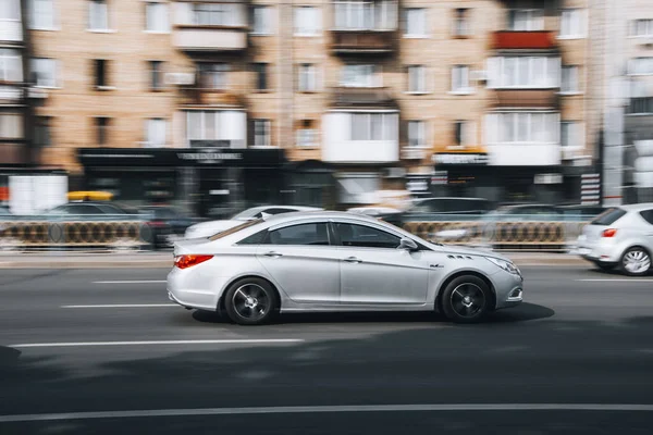 乌克兰 2021年7月16日 白色现代Sonata牌汽车在街上行驶 — 图库照片
