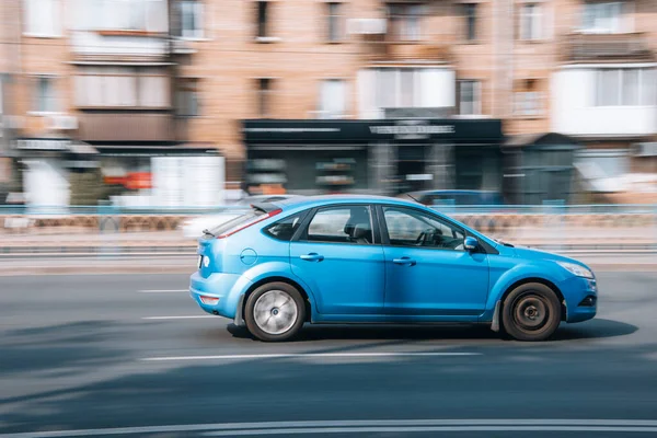Ukrajina Kyjev Července 2021 Světle Modrý Ford Focus Auto Pohybující — Stock fotografie