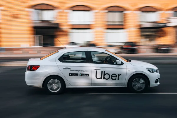 우크라 Kyiv 2021 White Ford Falcon Taxi Uber Car Moving — 스톡 사진