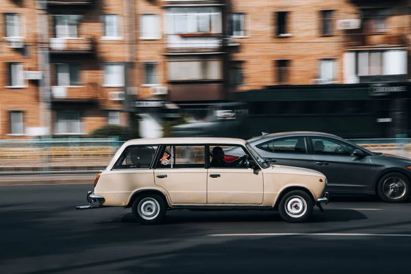 Украина Киев Июля 2021 Бежевый Автомобиль Lada 2101 Движется Улице — стоковое фото