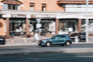 Ukrayna, Kyiv - 16 Temmuz 2021: KIA Stonic arabası sokakta hareket ediyor. 