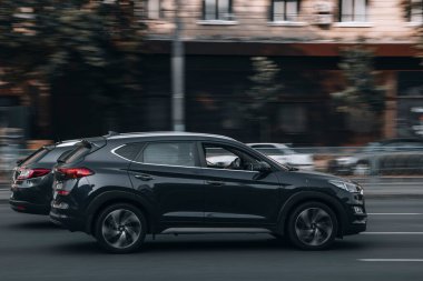 Ukrayna, Kyiv - 16 Temmuz 2021: Siyah Hyundai Tucson arabası yolda ilerliyor. 