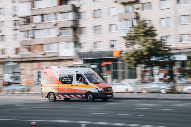 Ukrayna, Kyiv - 16 Temmuz 2021: Mercedes-Benz Vito Dobrobut Ambulans yolda ilerliyor. 