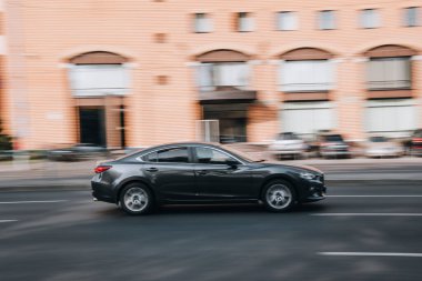 Ukrayna, Kyiv - 16 Temmuz 2021: Gri MAZDA 6 aracı sokakta hareket ediyor. 