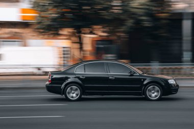 Ukrayna, Kyiv - 16 Temmuz 2021: Siyah Skoda Superb arabası sokakta hareket ediyor. 