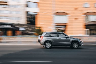Ukrayna, Kyiv - 16 Temmuz 2021: Gri Mitsubishi ASX arabası sokakta ilerliyor. 