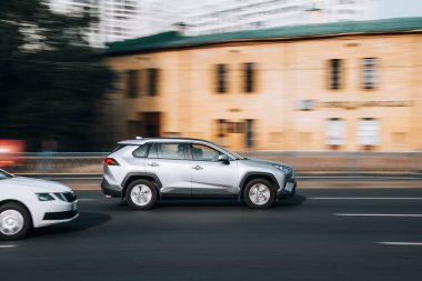 Ukrayna, Kyiv - 16 Temmuz 2021: Gümüş Toyota RAV 4 aracı yolda ilerliyor. 