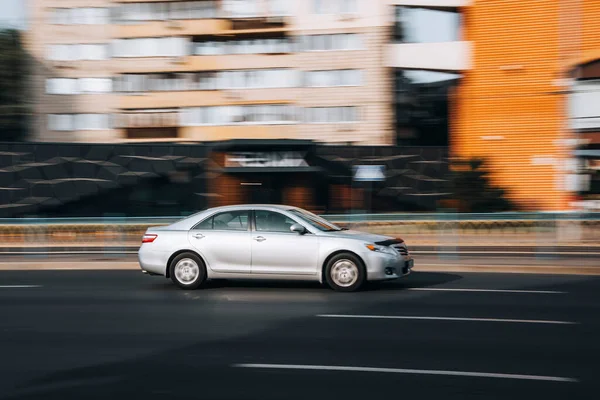 우크라 Kyiv 2021 Silver Toyota Camry Car Moving Street — 스톡 사진