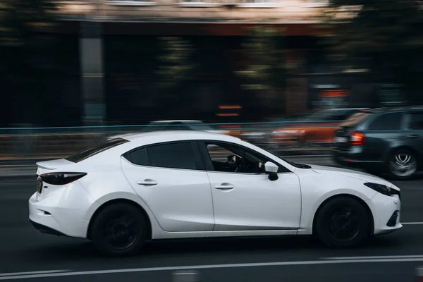 Ucrânia Kiev Julho 2021 Branco Mazda Carro Movimento Rua — Fotografia de Stock