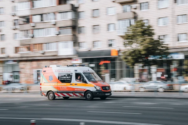 Ukrayna, Kyiv - 16 Temmuz 2021: Mercedes-Benz Vito Dobrobut Ambulans yolda ilerliyor. 