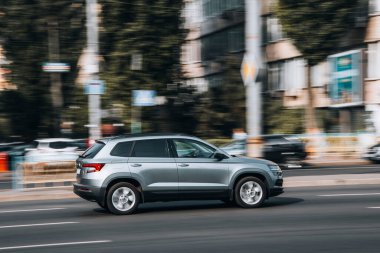 Ukrayna, Kyiv - 16 Temmuz 2021: Gri Skoda Karoq arabası sokakta ilerliyor. 
