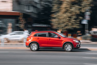 Ukrayna, Kyiv - 16 Temmuz 2021: Kırmızı Mitsubishi ASX arabası yolda ilerliyor. 