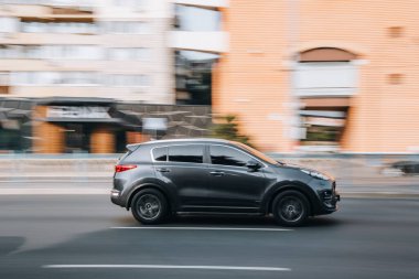 Ukrayna, Kyiv - 16 Temmuz 2021: Siyah Hyundai Tucson arabası yolda ilerliyor. 