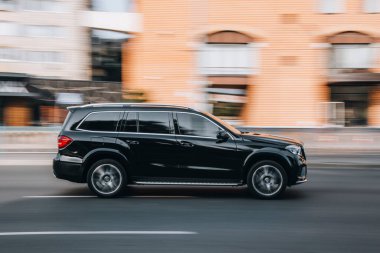 Ukrayna, Kyiv - 16 Temmuz 2021: Siyah Mercedes-Benz GLS sınıfı araba yolda ilerliyor. 