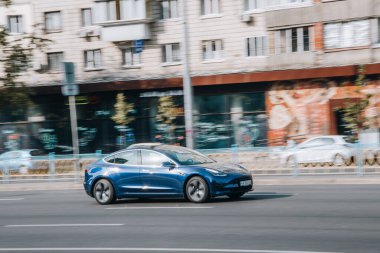Ukrayna, Kyiv - 16 Temmuz 2021: Mavi TESLA Modeli 3 yolda ilerliyor. 