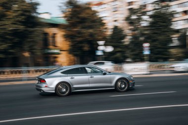 Ukrayna, Kyiv - 16 Temmuz 2021: Gümüş Audi A7 aracı yolda ilerliyor. 