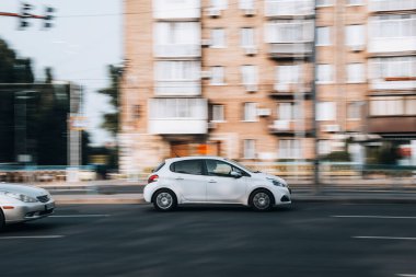Ukrayna, Kyiv - 16 Temmuz 2021: Beyaz Peugeot 208 aracı yolda ilerliyor. 