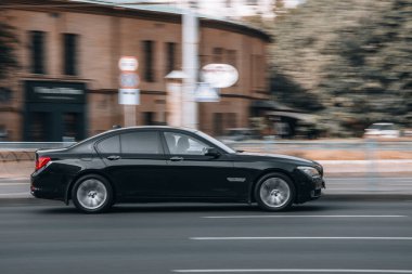 Ukrayna, Kyiv - 16 Temmuz 2021: Siyah BMW 7 Serisi arabası sokakta hareket ediyor. 