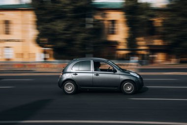 Ukrayna, Kyiv - 16 Temmuz 2021: Silver Nissan March aracı yolda ilerliyor. 