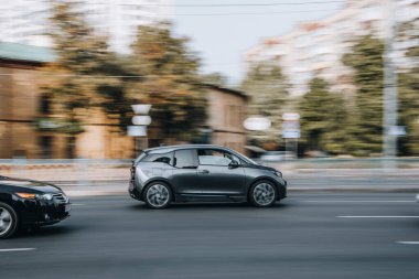 Ukrayna, Kyiv - 16 Temmuz 2021: Gri BMW i3 arabası sokakta hareket ediyor. 