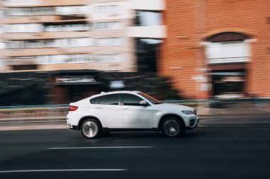 Ukrayna, Kyiv - 16 Temmuz 2021: Beyaz BMW X6 aracı sokakta hareket ediyor. 