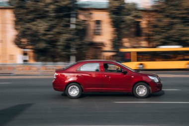 Ukrayna, Kyiv - 16 Temmuz 2021: Kırmızı Chevrolet Cobalt arabası yolda ilerliyor. 