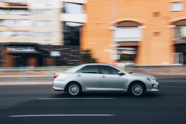 Ucrânia Kiev Julho 2021 Silver Toyota Camry Carro Movimento Rua — Fotografia de Stock