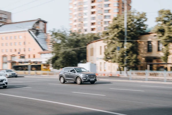 우크라이나 키예프 2021 거리를 달리고 그레이 자동차 — 스톡 사진