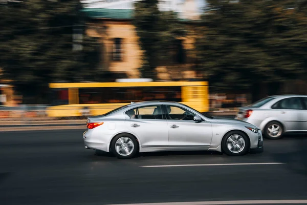 Ukrajina Kyjev Července 2021 Stříbro Další Auto Ulici — Stock fotografie