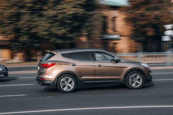 Ucrânia Kiev Julho 2021 Brown Hyundai Santa Carro Movimento Rua — Fotografia de Stock