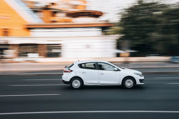 Ucrânia Kiev Julho 2021 Branco Renault Megane Carro Movimento Rua — Fotografia de Stock