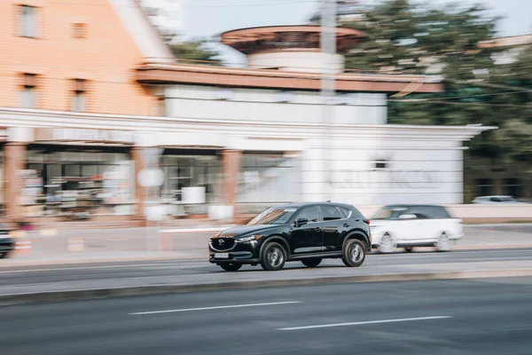 Oekraïne Kiev Juli 2021 Zwarte Mazda Auto Beweegt Straat — Stockfoto