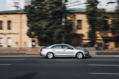 Ukrayna, Kyiv - 16 Temmuz 2021: Gümüş Volkswagen arabası sokakta hareket ediyor. 