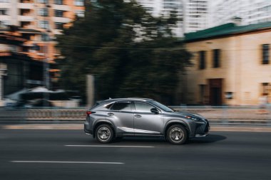 Ukrayna, Kyiv - 16 Temmuz 2021: Gri Lexus NX arabası sokakta hareket ediyor. 