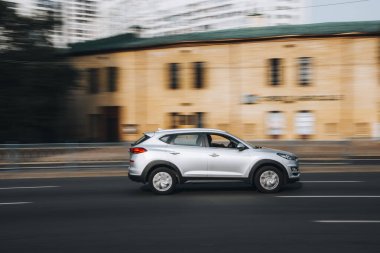 Ukrayna, Kyiv - 16 Temmuz 2021: Gümüş Hyundai Tucson arabası yolda ilerliyor. 