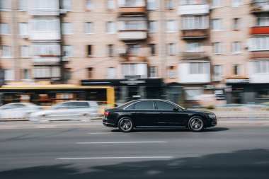Ukrayna, Kyiv - 16 Temmuz 2021: Siyah Audi A8 aracı yolda ilerliyor. Yazı