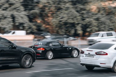 Ukrayna, Kyiv - 16 Temmuz 2021: Siyah BMW Z4 aracı sokakta hareket ediyor. Yazı