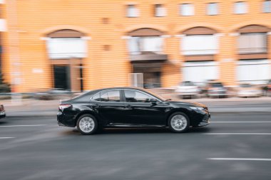 Ukrayna, Kyiv - 16 Temmuz 2021: Siyah Toyota Camry arabası sokakta hareket ediyor. Yazı