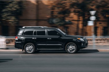 Ukrayna, Kyiv - 16 Temmuz 2021: Siyah Lexus LX arabası sokakta hareket ediyor. Yazı