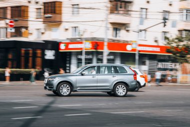 Ukrayna, Kyiv - 16 Temmuz 2021: Gri Volvo XC90 aracı sokakta hareket ediyor. Yazı